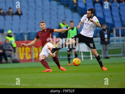 Rome, Italie. Dec 16, 2015. Edin Dzeko durant la coupe d'Italie football match A.S. Roma vs A.S. Spezia au Stade olympique de Rome, le 16 décembre 2015. Credit : Silvia Lore'/Alamy Live News Banque D'Images