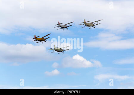 HRADEC KRALOVE, RÉPUBLIQUE TCHÈQUE - 5 SEPTEMBRE : Groupe d'Antonov An-2 biplans battant le 5 septembre 2015 à Hradec Kralove, Czec Banque D'Images