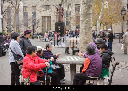 Jeu chinois mah-jongg jeux sous Dr. Sun Yat-sen, statue de Columbus Park, Chinatown, New York City, USA Banque D'Images