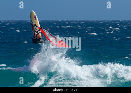 Wind Surfer vague saut, Esperance, l'ouest de l'Australie. Banque D'Images