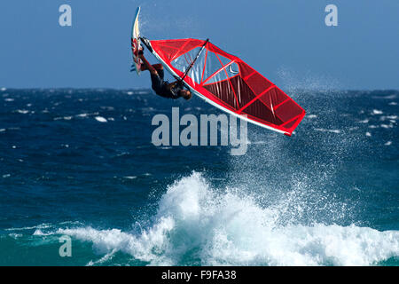 Wind Surfer vague saut, Esperance, l'ouest de l'Australie. Banque D'Images