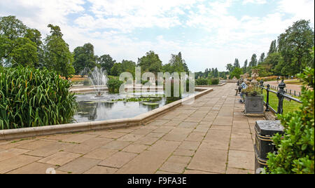 Les Jardins italiens sont une série de fontaines, bassins et sculptures dans les jardins du palais de Kensington London England UK Banque D'Images