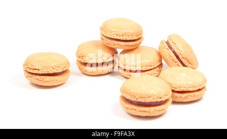 Macarons français farci de remplissage framboise isolé sur un fond blanc. Banque D'Images