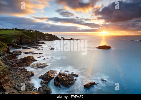 Lever du soleil sur l'hiver un Polpeor Cove, le Lézard Cornwall Banque D'Images