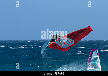 Wind Surfer vague saut, Esperance, l'ouest de l'Australie. Banque D'Images