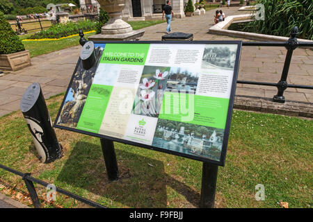 Un panneau à l'Jardins italiens sont une série de fontaines, bassins et sculptures dans les jardins du palais de Kensington London England UK Banque D'Images
