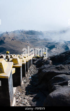 Marches en bas de la colline et en brouillard ou brume du volcan Bromo Banque D'Images