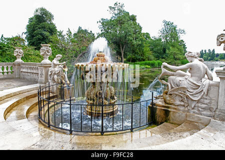 La Tazza Fontaine à la tête de l'eau longue dans Kensington Gardens London England UK Banque D'Images