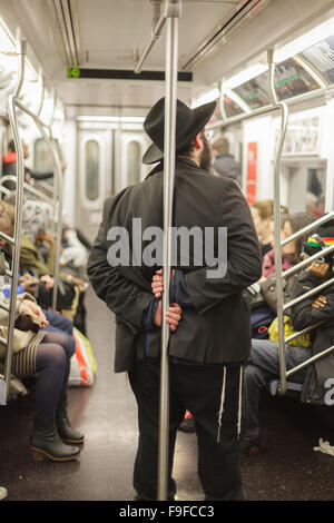 Homme debout hassidique dans métro, New York City, USA Banque D'Images