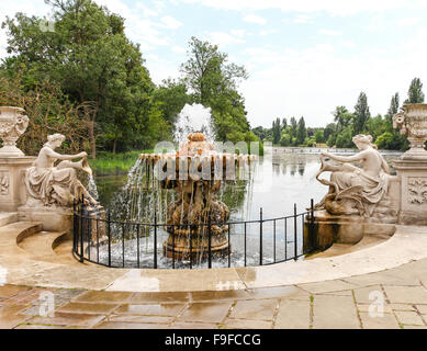 La Tazza Fontaine à la tête de l'eau longue dans Kensington Gardens London England UK Banque D'Images