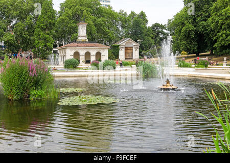 Les Jardins italiens sont une série de fontaines, bassins et sculptures dans les jardins du palais de Kensington London England UK Banque D'Images