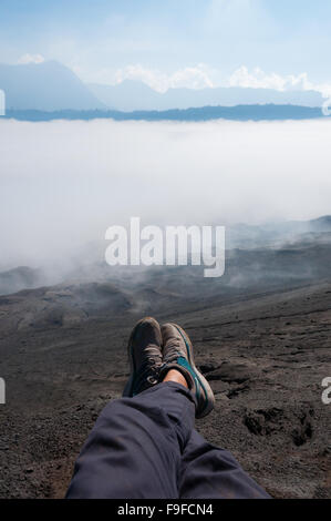 Pieds avec des chaussures dans la tôle avant de la fumée ou du brouillard Brouillard Banque D'Images