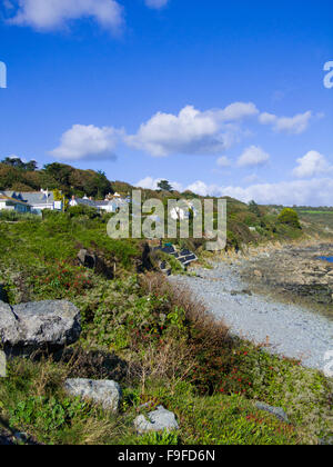 Le Village et la plage de Coverack, Péninsule du Lézard, Cornwall, England, UK en été Banque D'Images