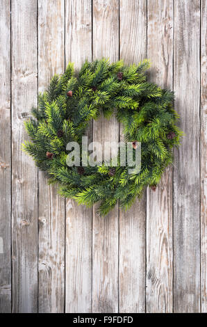 Couronne de Noël sur la porte en bois Banque D'Images