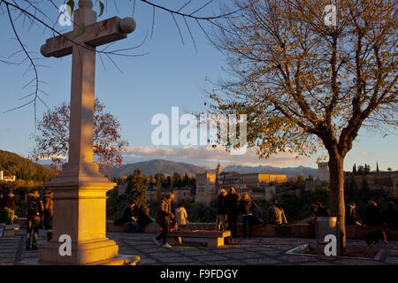 Mirador de San Nicolas, dans bacground Alhambra. Quartier Albaicín. Grenade, Andalousie, Espagne Banque D'Images