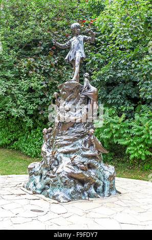 La sculpture en bronze de Peter Pan dans les jardins de Kensington est l'un des plus populaires dans l'ensemble des statues London England UK Banque D'Images