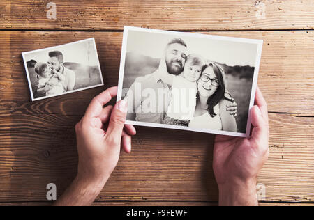 Photos de famille en noir et blanc posé sur une table. Studio shot sur fond de bois. Banque D'Images