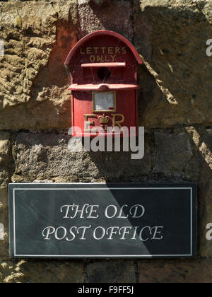 Royaume-uni, Angleterre, Derbyshire, Hartington village, l'ancien bureau de poste signe sous boîte postale Banque D'Images