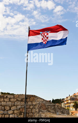 Drapeau croate au vent, Dubrovnik, Croatie. Banque D'Images