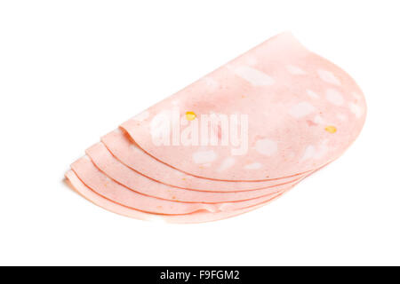 Tranches de mortadelle saucisse sur fond blanc Banque D'Images