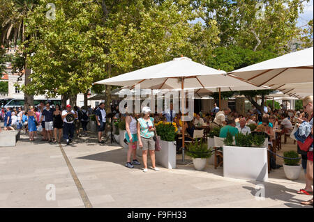 Les activités de la vie quotidienne dans la place de la vieille ville pendant les vacances d'été, Dubrovnik, Croatie. Banque D'Images