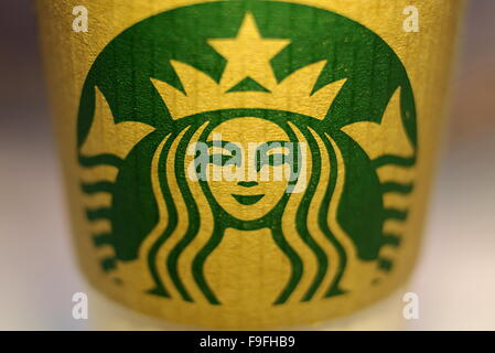 Logo de Starbucks sur le manchon de la coupe en carton Banque D'Images