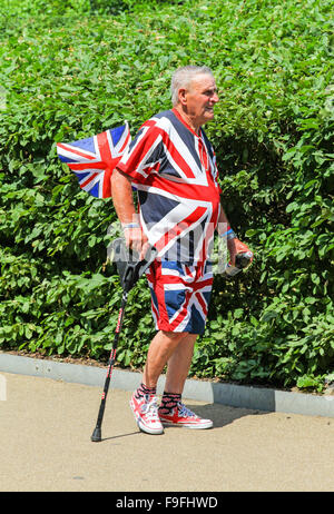 Un homme vêtu de la tête aux pieds en drapeaux Union Jack London England UK Banque D'Images