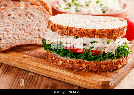 Salade de poulet tomate sandwich Banque D'Images