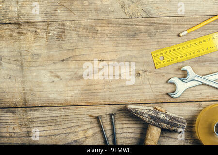 Bureau D'un Menuisier Avec Différents Outils. Studio Tourné Sur Un Fond En  Bois Banque D'Images et Photos Libres De Droits. Image 74995098