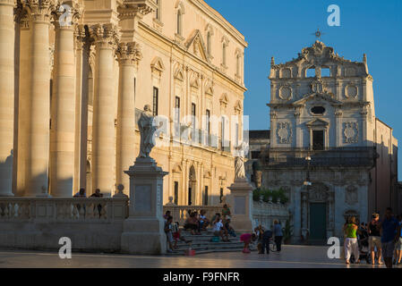 Syracuse Sicile piazza, vue sur l'historique baroque Piazza del Duomo à Ortigia, Syracuse, Syracuse, Sicile. Banque D'Images