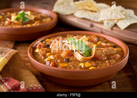 Un bol de délicieuses tortillas au poulet soupe au poulet, maïs, haricot noir, tomate, maïs, et tortilla. Banque D'Images