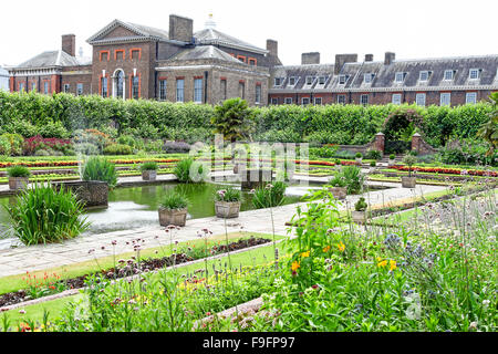 Le jardin en contrebas à Kensington Palace Gardens Royal Park London England UK Banque D'Images