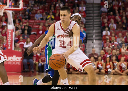 Madison, WI, USA. Le 15 décembre, 2015. Wisconsin Badgers guard Bronson Koenig # 24 n'est engagé au cours de la jeu de basket-ball de NCAA entre le Texas A&M - Corpus Christi les insulaires et les Wisconsin Badgers au Kohl Center à Madison, WI. Les blaireaux défait les Islanders 64-49. John Fisher/CSM/Alamy Live News Banque D'Images