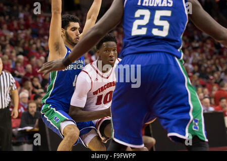 Madison, WI, USA. Le 15 décembre, 2015. Wisconsin Badgers avant Nigel Hayes # 10 en action au cours de la jeu de basket-ball de NCAA entre le Texas A&M - Corpus Christi les insulaires et les Wisconsin Badgers au Kohl Center à Madison, WI. Les blaireaux défait les Islanders 64-49. John Fisher/CSM/Alamy Live News Banque D'Images