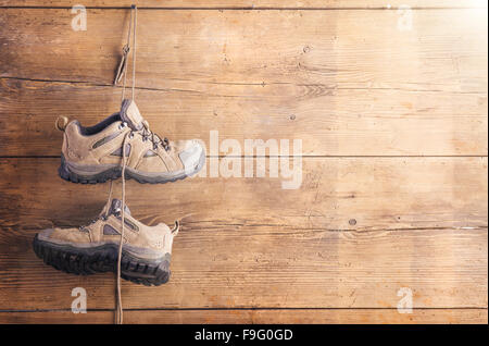 Des chaussures de randonnée accrocher sur une clôture en bois historique Banque D'Images