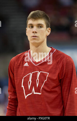 Madison, WI, USA. Le 15 décembre, 2015. Wisconsin Badgers avant Ethan Happ # 22 avant le match de basket-ball de NCAA entre le Texas A&M - Corpus Christi les insulaires et les Wisconsin Badgers au Kohl Center à Madison, WI. Les blaireaux défait les Islanders 64-49. John Fisher/CSM/Alamy Live News Banque D'Images