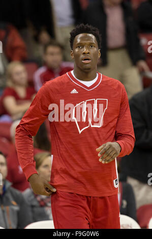 Madison, WI, USA. Le 15 décembre, 2015. Wisconsin Badgers avant Nigel Hayes # 10 avant le match de basket-ball de NCAA entre le Texas A&M - Corpus Christi les insulaires et les Wisconsin Badgers au Kohl Center à Madison, WI. Les blaireaux défait les Islanders 64-49. John Fisher/CSM/Alamy Live News Banque D'Images