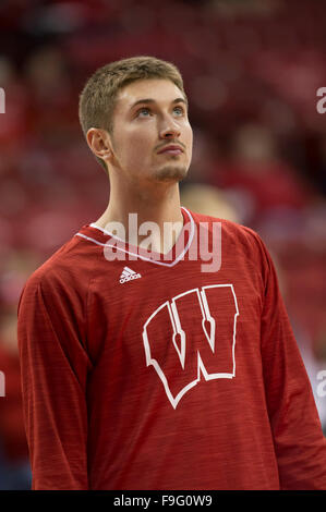 Madison, WI, USA. Le 15 décembre, 2015. Wisconsin Badgers avant Aaron Moesch # 5 avant le match de basket-ball de NCAA entre le Texas A&M - Corpus Christi les insulaires et les Wisconsin Badgers au Kohl Center à Madison, WI. Les blaireaux défait les Islanders 64-49. John Fisher/CSM/Alamy Live News Banque D'Images