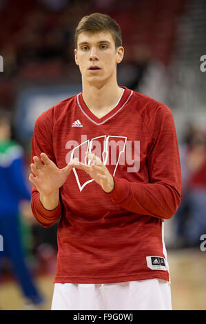 Madison, WI, USA. Le 15 décembre, 2015. Wisconsin Badgers avant Ethan Happ # 22 avant le match de basket-ball de NCAA entre le Texas A&M - Corpus Christi les insulaires et les Wisconsin Badgers au Kohl Center à Madison, WI. Les blaireaux défait les Islanders 64-49. John Fisher/CSM/Alamy Live News Banque D'Images