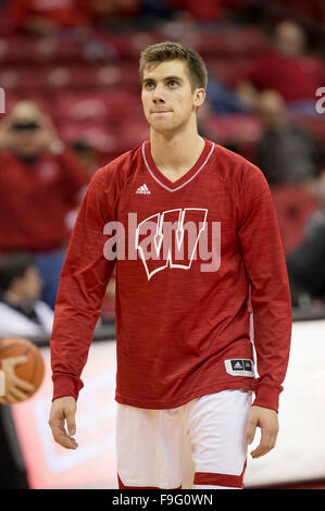 Madison, WI, USA. Le 15 décembre, 2015. Wisconsin Badgers Illikainen avant Alex # 25 avant le match de basket-ball de NCAA entre le Texas A&M - Corpus Christi les insulaires et les Wisconsin Badgers au Kohl Center à Madison, WI. Les blaireaux défait les Islanders 64-49. John Fisher/CSM/Alamy Live News Banque D'Images