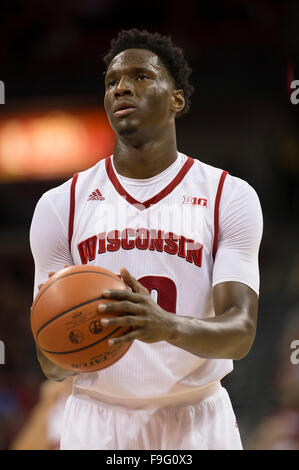 Madison, WI, USA. Le 15 décembre, 2015. Wisconsin Badgers avant Nigel Hayes # 10 à la ligne au cours de la jeu de basket-ball de NCAA entre le Texas A&M - Corpus Christi les insulaires et les Wisconsin Badgers au Kohl Center à Madison, WI. Les blaireaux défait les Islanders 64-49. John Fisher/CSM/Alamy Live News Banque D'Images