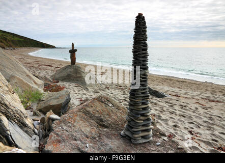 Une tour de pierre sur une plage avec un ciel nuageux et de pointe. Banque D'Images