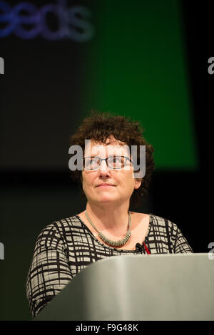 UK politics : Observation du ministre de la santé et le bien-être - Elin JONES AM sur la plate-forme à la Conférence annuelle 2015 du parti à Aberystwyth, Pays de Galles UK Banque D'Images