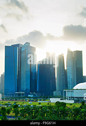 Centre-ville de Singapour. Vue du jardin par la baie d'arbres. Banque D'Images