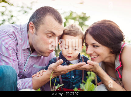 Happy Family having fun dehors en été nature Banque D'Images