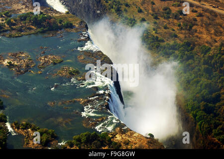 Vue aérienne des Chutes Victoria au cours de la saison sèche (septembre) à la frontière de la Zambie et Zimbabwe Banque D'Images