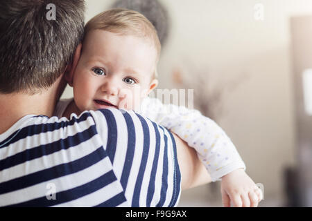 Jeune papa tenant sa fille dans ses bras Banque D'Images