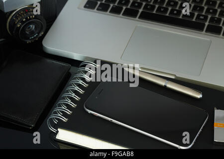 Table de bureau avec ordinateur portable, téléphone et fournitures Banque D'Images