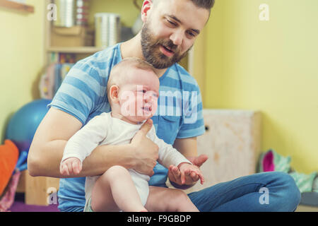 Hipster jeune père serrant ses mignonnes petites filles Banque D'Images