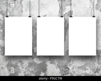 Close-up de trois feuilles de papier pendu des cadres avec des clips sur gray et mur de béton fissuré rayé fond Banque D'Images